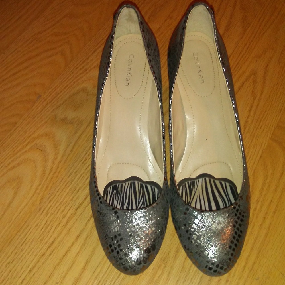 👠🐍Calvin Klein silver snake print wedge